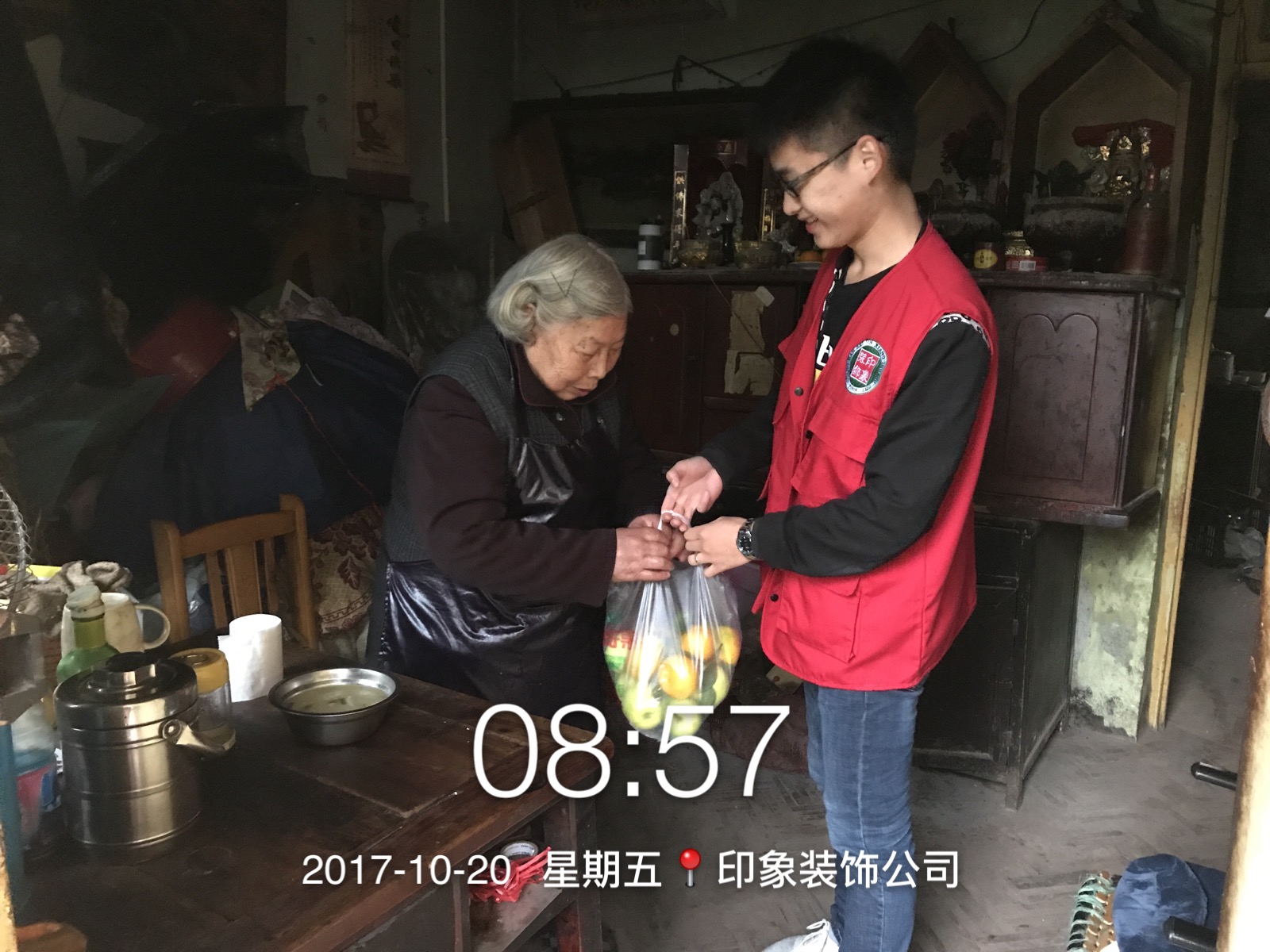 涼涼秋意中，印象團(tuán)隊(duì)的義工帶上溫暖來(lái)了